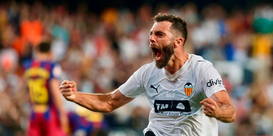 El Valencia cumple ante el Barça, pese a quedarse sin premio (3-1) | RESUMEN y GOLES